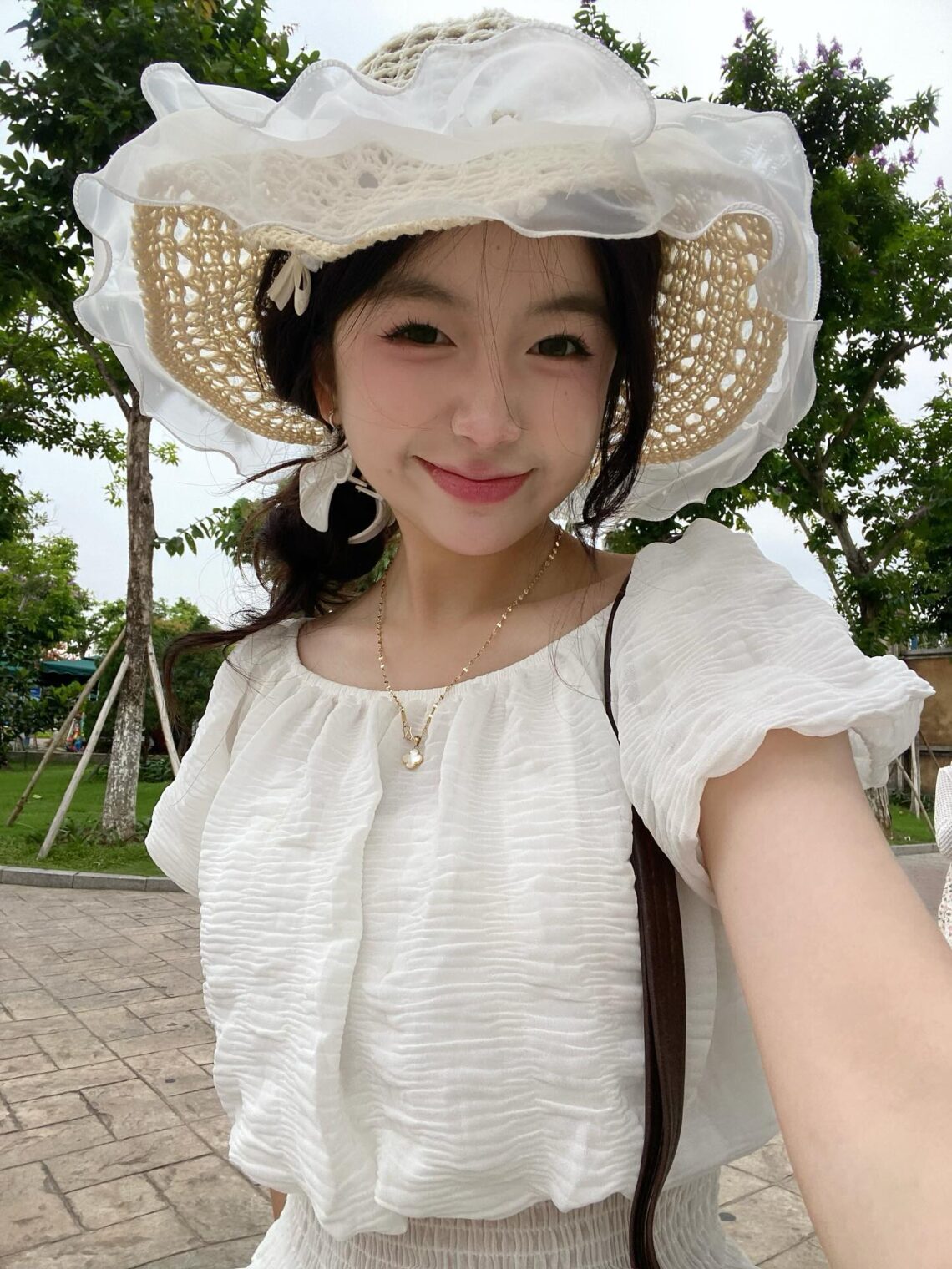 avatar gái xinh đội mũ