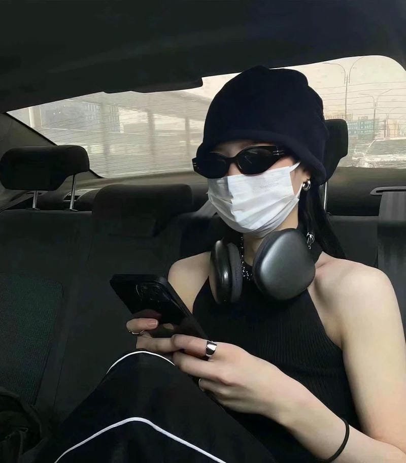 ảnh avatar nữ ngầu che mặt đeo kính