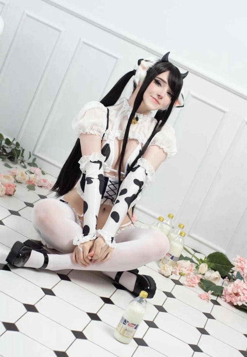 ảnh cosplay bò sữa bán quạt