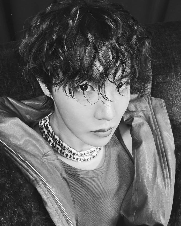 ảnh của j hope trắng đen