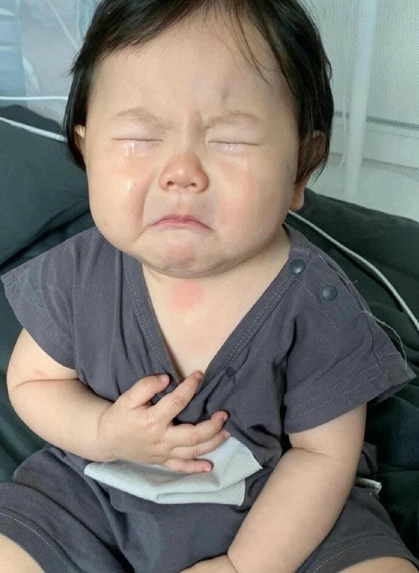 ảnh em bé khóc cute