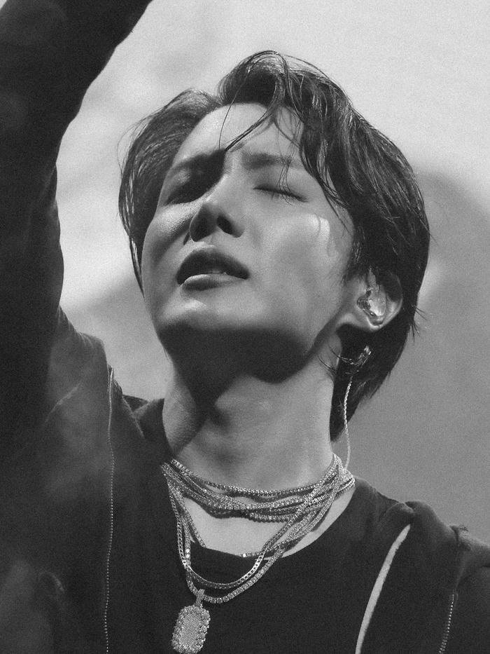 ảnh j hope bts trắng đen