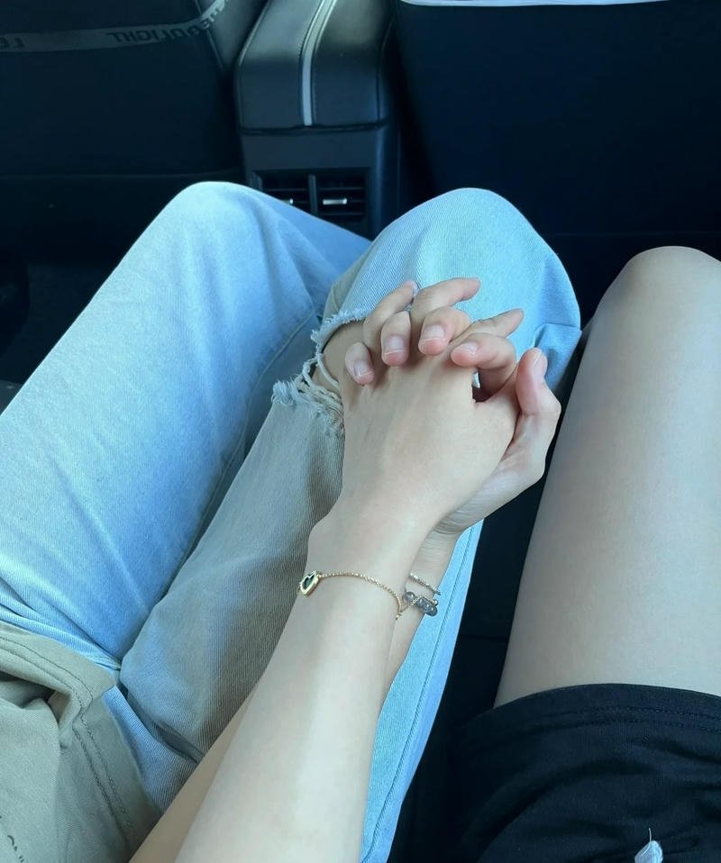 ảnh nắm tay cặp đôi