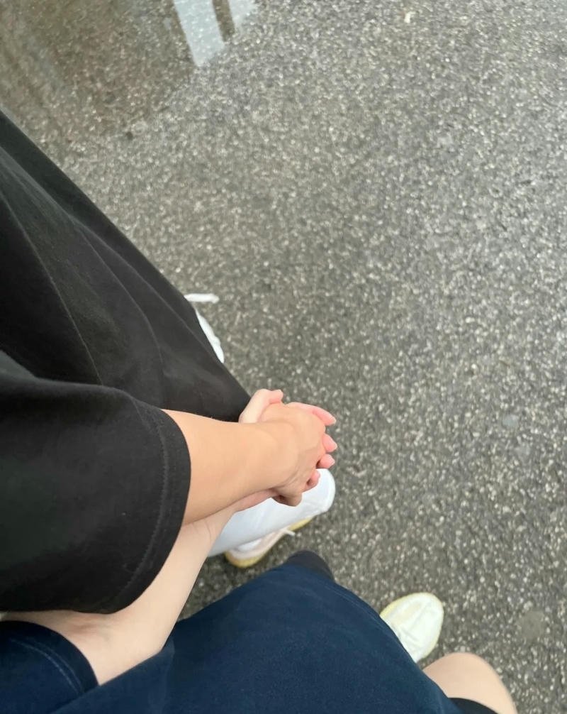 ảnh nắm tay đi bộ