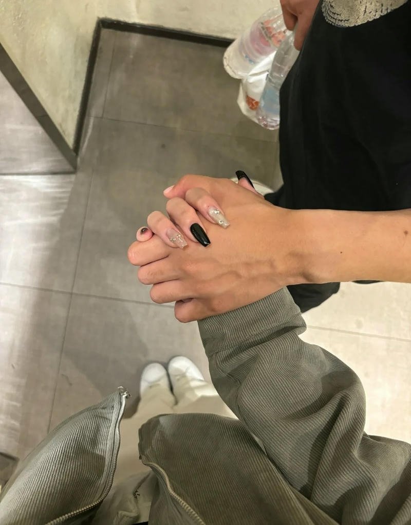 ảnh nắm tay lừa bạn