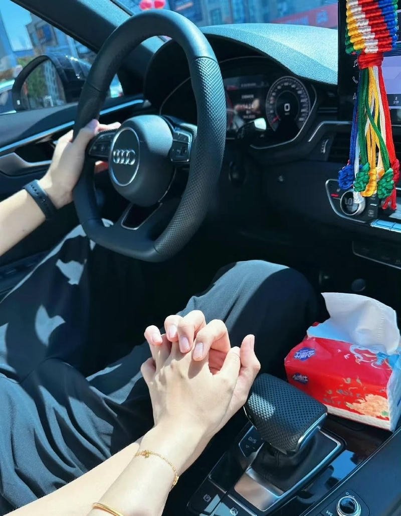 ảnh nắm tay người yêu trên xe