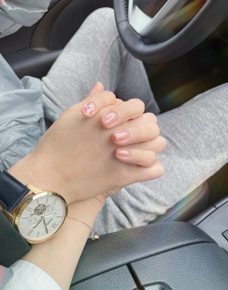 ảnh nắm tay nhau trên ô tô
