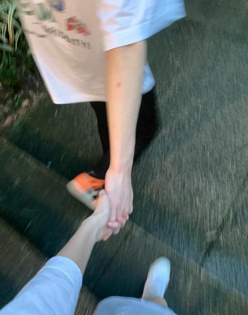 ảnh nắm tay nữ nữ