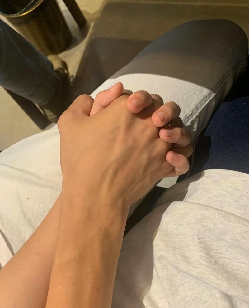 ảnh nắm tay tình tứ