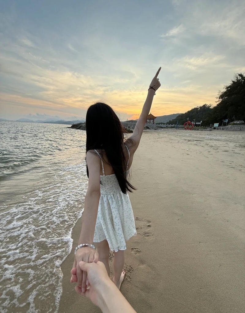 ảnh nắm tay trên biển