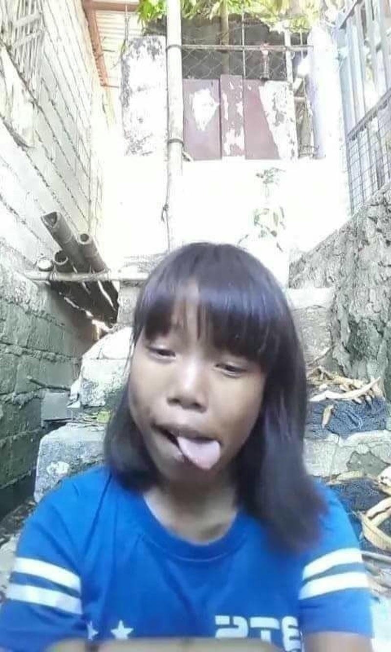 ảnh trẻ trâu lè lưỡi