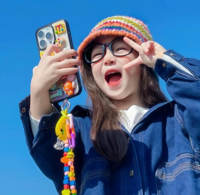 avatar ảnh em bé cute đeo kính