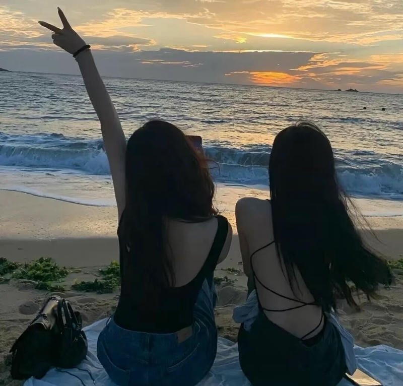 avatar bạn thân 2 người nữ đi biển
