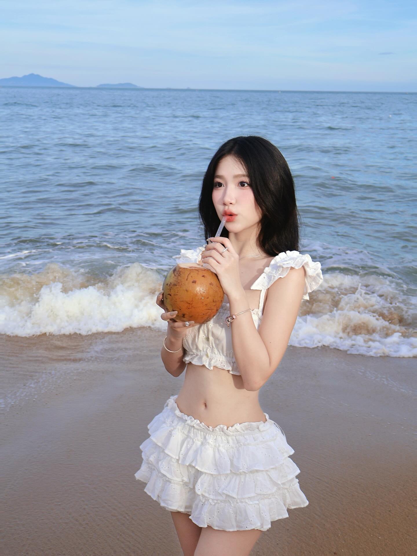 avatar gái xinh mặc váy ngăn