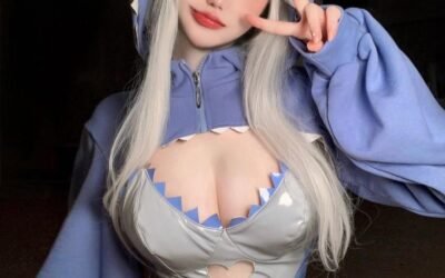 cosplay anime nữ bán quạt