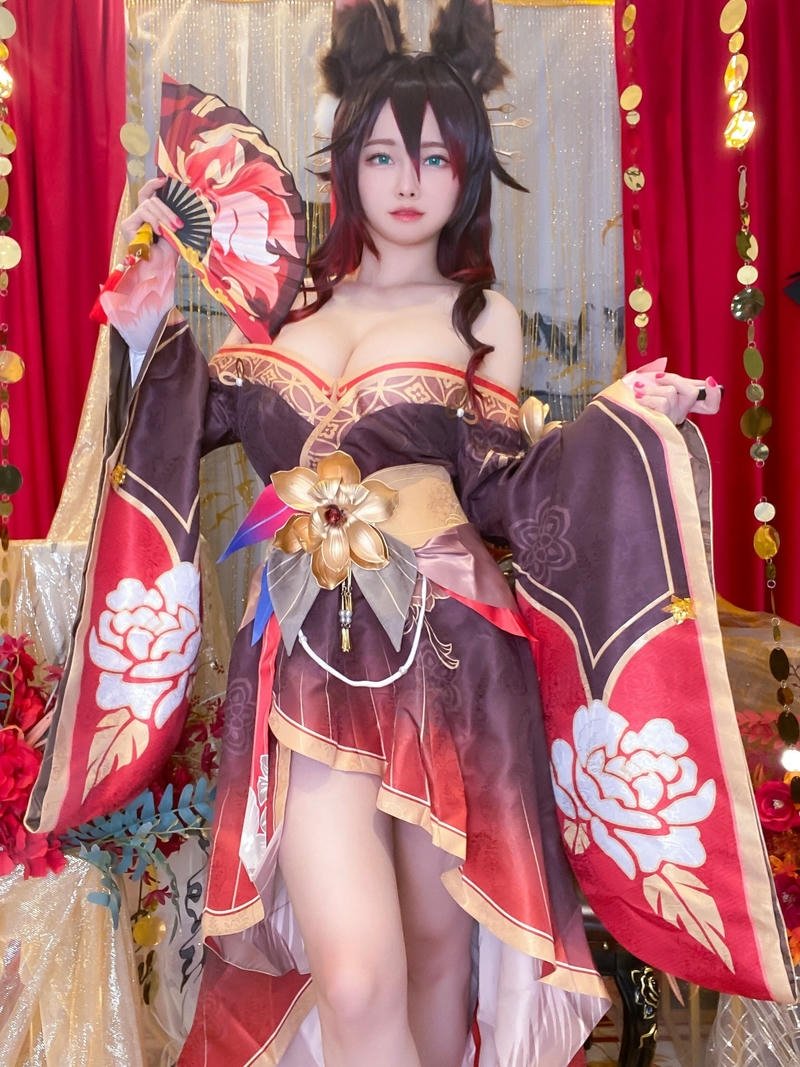 cosplay anime nữ chào hàng
