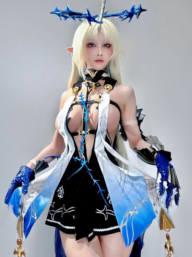 cosplay anime nữ mông to