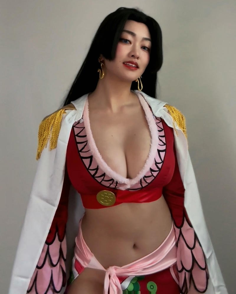 cosplay boa hancock khoe vú