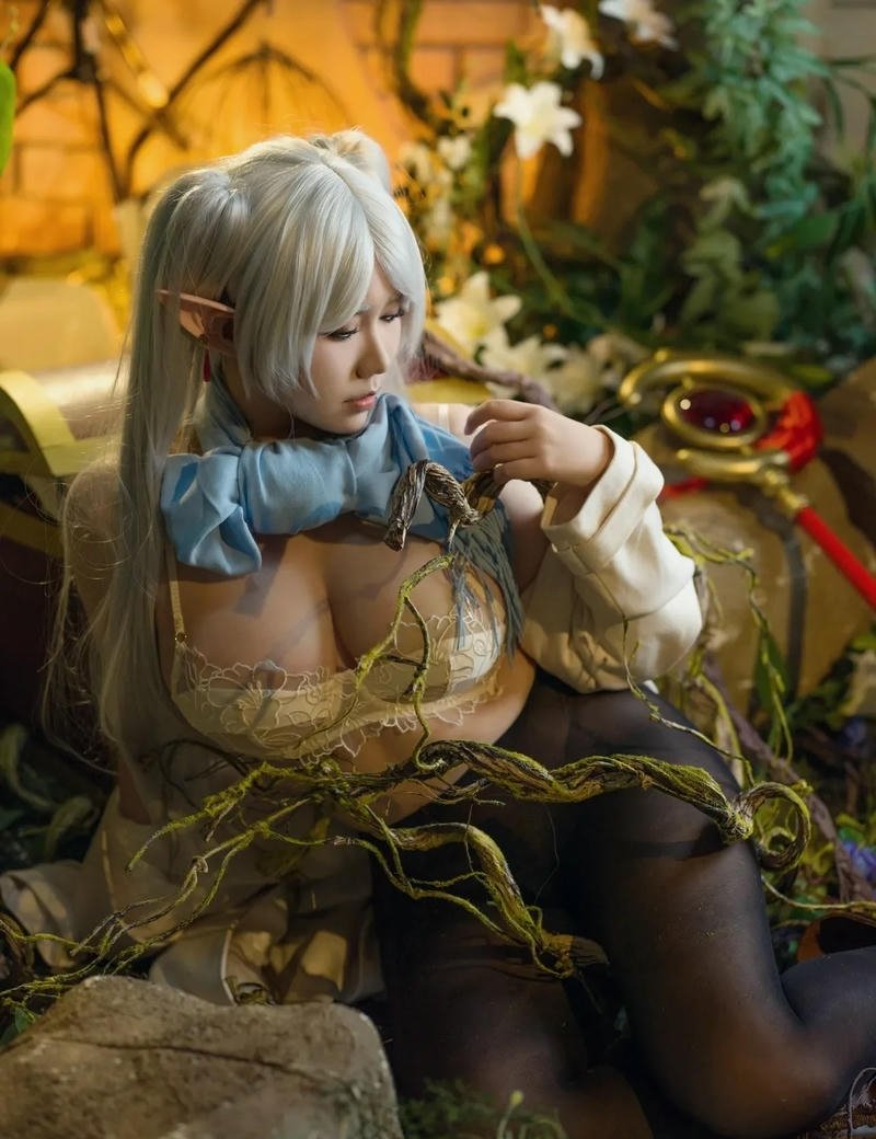 cosplay frieren khoe ngực khủng