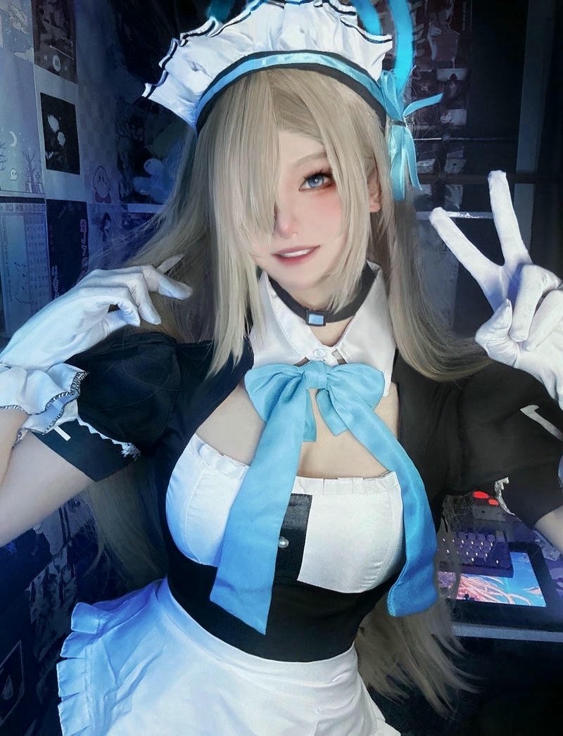 cosplay hầu gái bán quạt