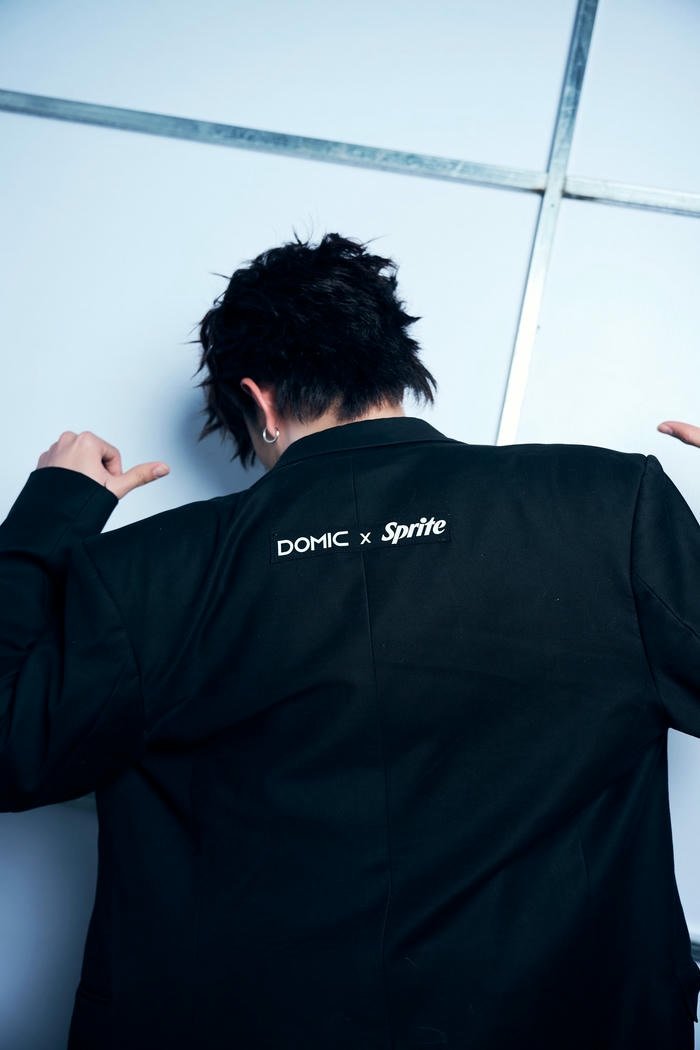 dương domic sau lưng