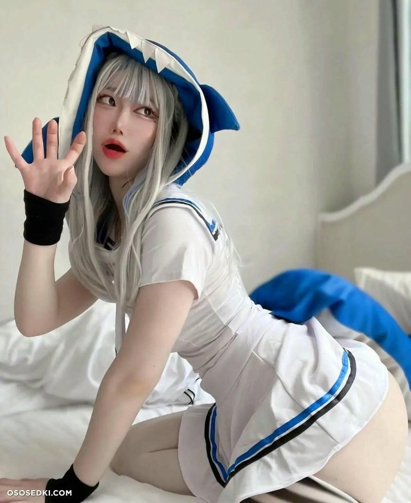 gura cosplay makeup
