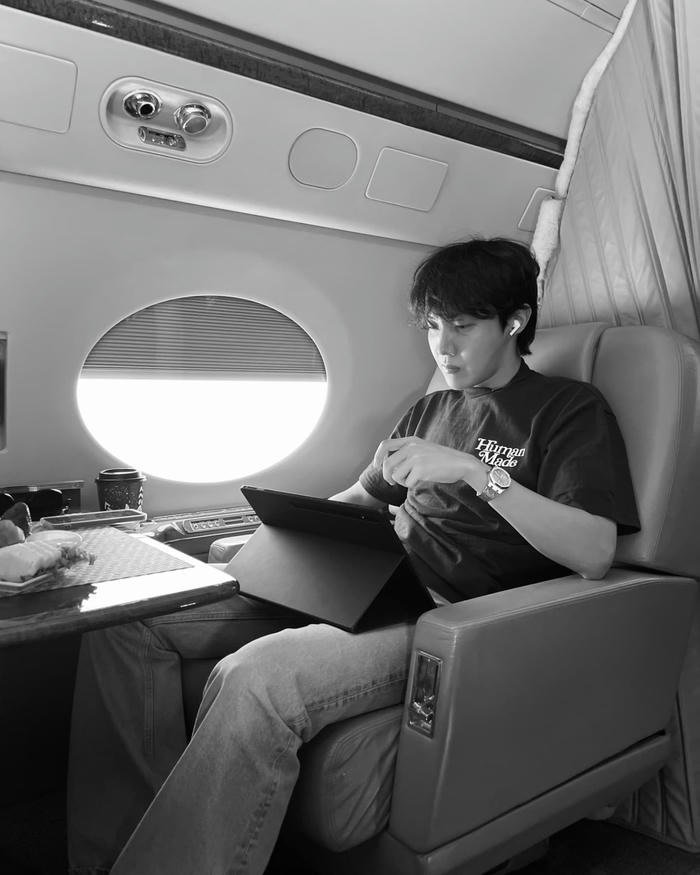 hình ảnh j hope trắng đen