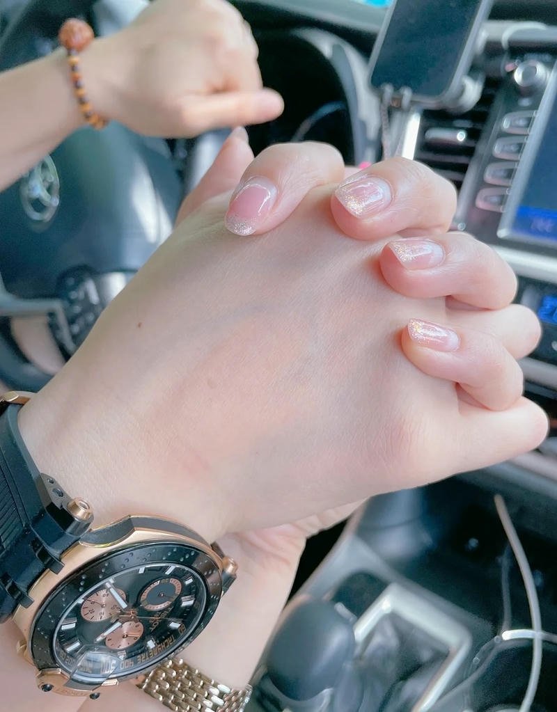 hình ảnh nắm tay nhau trên xe ô tô