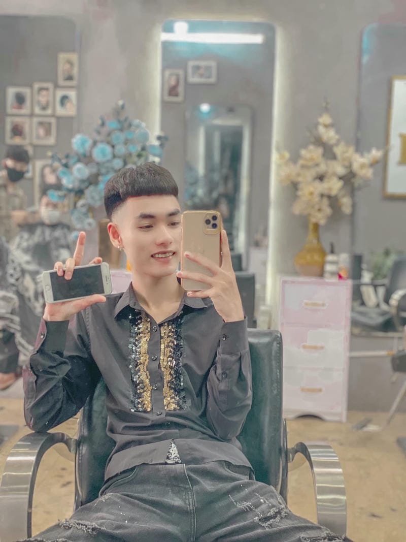 hình boy phố cầm điện thoại