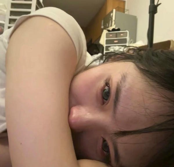 hình buồn khóc