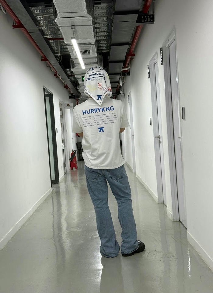 hurrykng sau lưng